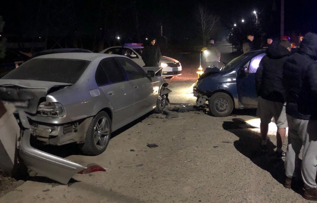 Біля Ужгорода Daewoo Matiz влетів у BMW. Рятувальники діставали потерпілу з машини (ФОТО)