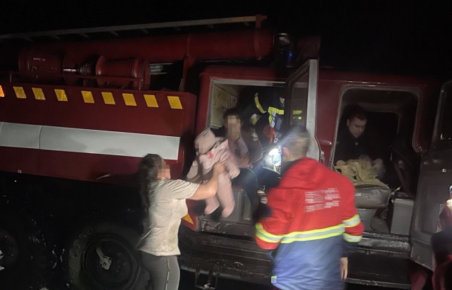 Аби врятувати 8-місячну дитину, закарпатські медики добирались через сніг на пожежній машині (ФОТО)